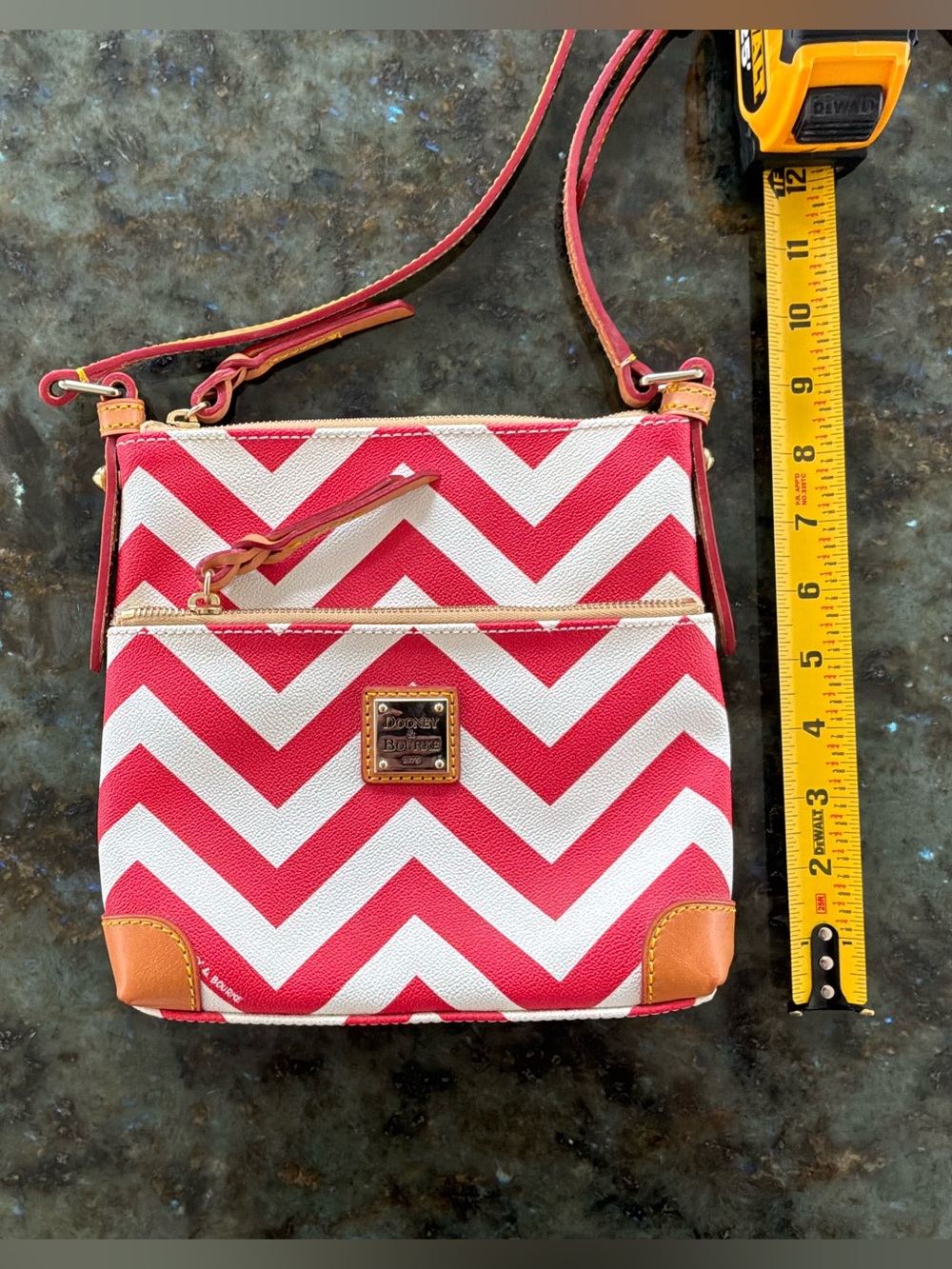 Dooney & Bourke Red Chevron Crossbody Letter Carrier Bag Pouchette J7652644 - Picture 4 of 15